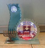 מגן זכוכית עם מנורה